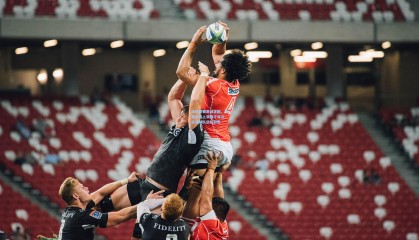 mk体育官方网站|冰球联赛激战正酣，明星球员上演帽子戏法，主场球队逆转取胜